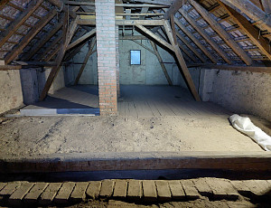 Zateplení stropu rodinného domu pomocí foukané izolace